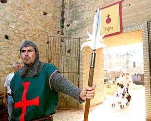 Un actor, en el castillo de Niebla.