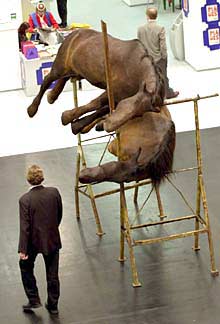 La escultura  Twee 2001 , de Berlinde de Buyckere, en la feria de Colonia.