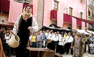 Una parte de la feria  de Cocentaina se convierte estos días en un mercadillo medieval.