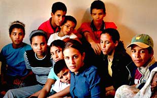 Varios de los niños saharauis que comparten piso en Mislata a través de la iniciativa de Ahuim.