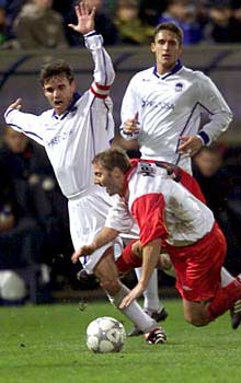 El céltico Maurice cae ante la mirada de un rival.