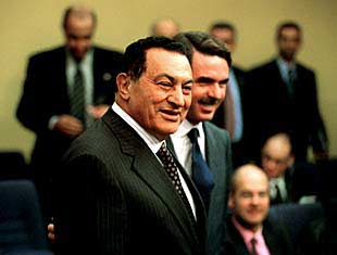 El presidente egipcio, Mubarak, y el presidente español, Aznar, en el palacio de La Moncloa.