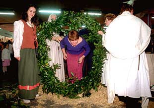 Asistentes al Foro de Ciencias Ocultas en la estación de Atocha participan en el rito  druida  de Manuel Aneiros.
