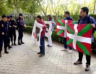 Simpatizantes de Gestoras Pro Amnistía, ayer en las inmediaciones de la Audiencia Nacional.