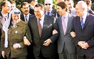 Yasir Arafat, Hosni Mubarak, José María Aznar y Simón Peres caminan juntos durante su encuentro en Formentor.