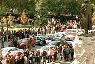 Aspecto de las colas a la entrada de la exposición de Goya que se inauguró ayer en el Museo del Prado.