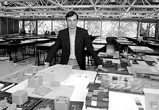 Juan Coll, en el taller de la Escuela de  Arquitectura de la Universidad de Navarra.