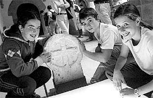 Los estudiantes visitan las estelas en el Museo donostiarra San Telmo.