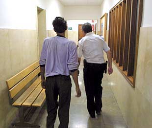 Un policía acompaña a José la pasada semana en la Fiscalía de Murcia.