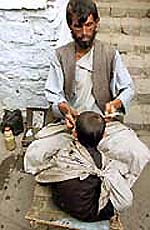 El peluquero Maqabul recuerda que cuando los talibanes tomaron la ciudad su negocio se fue a la ruina porque 