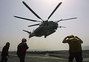 Un helicóptero de los    marines,  modelo CH-53, se posa sobre la cubierta del portaaviones    Peliliu  en aguas del golfo Pérsico.