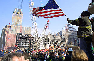 Los bomberos de Nueva York, durante la manifestación del viernes al pie de las ruinas de la  zona cero. 