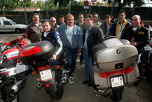 Algunos de los  moteros  de la asociación Tres 14 por Hora, reunidos en Fuenlabrada.