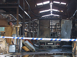 Interior de una de las naves afectadas por el incendio en Almería.