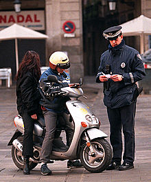 Dos agentes de la policía patrullan en el Barri Gòtic de Barcelona.