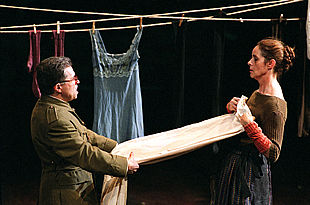 Una escena de la obra  La Mare Coratge i els seus fills,  que se ha estrenado en el TNC.