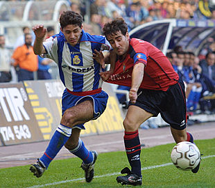 Víctor forcejea con Yanguas en una jugada.