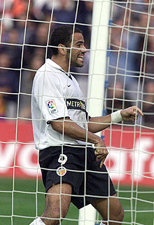 Salva celebra su gol, el primero del Valencia.