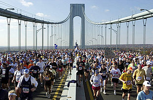 El puente Verrazano fue el punto de partida para los 30.000 corredores del maratón de Nueva York.