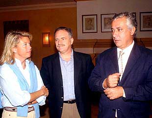 Ángeles Muñoz, Joaquín Ramírez y Javier Arenas, en Marbella.