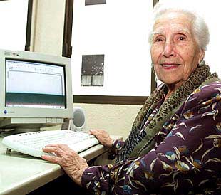 María Luisa Pazos, de 87 años, en aula de informática de la Universidad de Huelva.