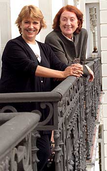 Rosa Regàs (a la derecha) y Marcela Serrano, en Madrid.