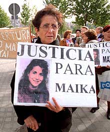 La madre de Maika sostiene una pancarta con la imagen de su hija.