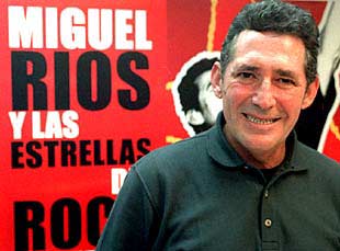 Miguel Ríos ayer, en Granada, durante la presentación del concierto.