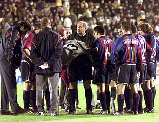 Rexach conversa con los jugadores al inicio de la prórroga.