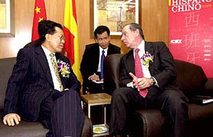 Rodrigo Rato conversaba ayer con el gobernador de la provincia de Guandong, Lu Ruihua, en Guangzhou.