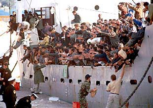 Grecia no deja desembarcar a cientos de kurdos en su costa