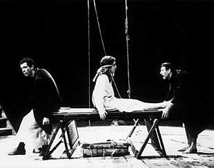 Una imagen de  La puerta estrecha,  del Teatro de La Zaranda, que actúa en la sala Pavón.