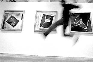 La serie ofrece 16 imágenes en blanco y negro alrededor de cuatro coreografías.