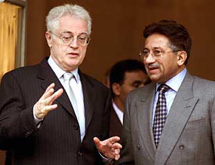 El primer ministro francés, Lionel Jospin (a la izquierda), conversa con el presidente paquistaní, Pervez Musharraf.