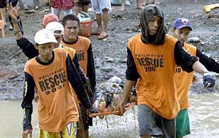 Un equipo de rescate lleva a una de las víctimas que ha ocasionado la tormenta tropical Lingling en Filipinas.