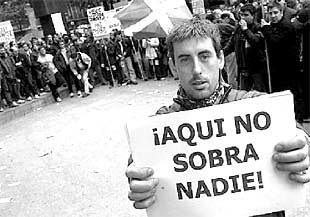 Trabajadores de Gamesa, durante la concentración de ayer ante la sede central del BBVA.