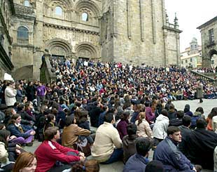 Un millar de alumnos asisten a una clase en la plaza de Platerías de Santiago de Compostela para protestar contra la LOU.