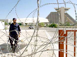 Un policía vigila la entrada al hotel que alberga la cumbre de la OMC en Duhá.
