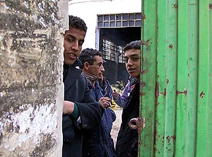 Inmigrantes refugiados en una antigua fábrica de Úbeda.
