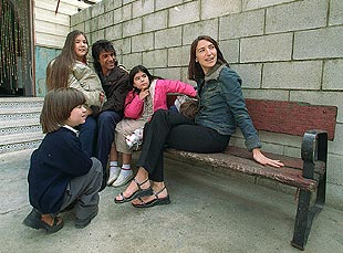 La directora francesa Dominique Abel posa junto al cantaor Luis Caracafé y varios niños.