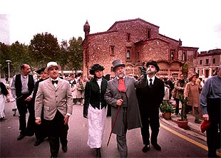 La comitiva presidencial del recorrido modernista de ayer en la Colònia Güell.