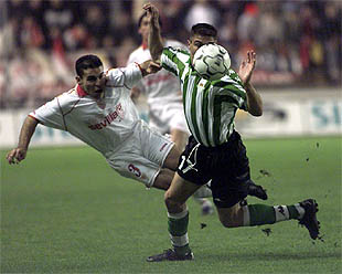 Joaquín y David disputan el balón.