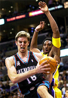Gasol se hace con el balón pese a la oposición de Bryant.