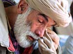 Mohamed Ibraim, de 65 años de edad, refugiado afgano, no puede contener las lágrimas al contar su historia y la de su familia.