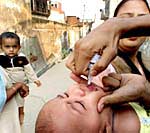 Campaña de vacunación contra la polio en la localidad de Pochan Pur, en los alrededores de Nueva Delhi, India.