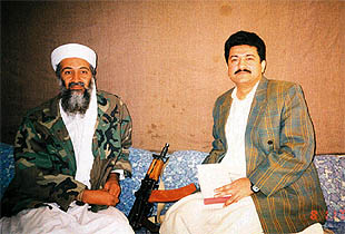 Osama Bin Laden (a la izquierda) y el periodista paquistaní Hamid Mir, en una entrevista. La foto fue publicada ayer por el diario    Dawn,  de Islamabad.