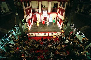 Actuación teatral en el centro comercial Arturo Soria Plaza ayer.