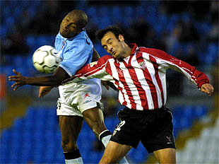Catanha y Lacruz se disputan un balón.