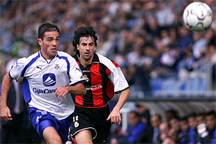 Venta y Amavisca persiguen el balón.