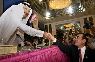 El ministro de Comercio de Qatar, Yusef Hussein, y el ministro taiwanes Lin Hsin-i, ayer en Qatar.